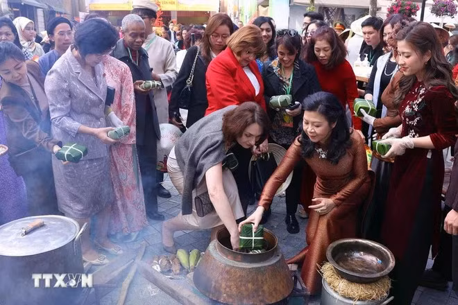 Phuong Ly y los delegados experimentan la elaboración del banh chung. (Fuente: VNA) Phuong Ly y los delegados experimentan la elaboración del banh chung. (Fuente: VNA)