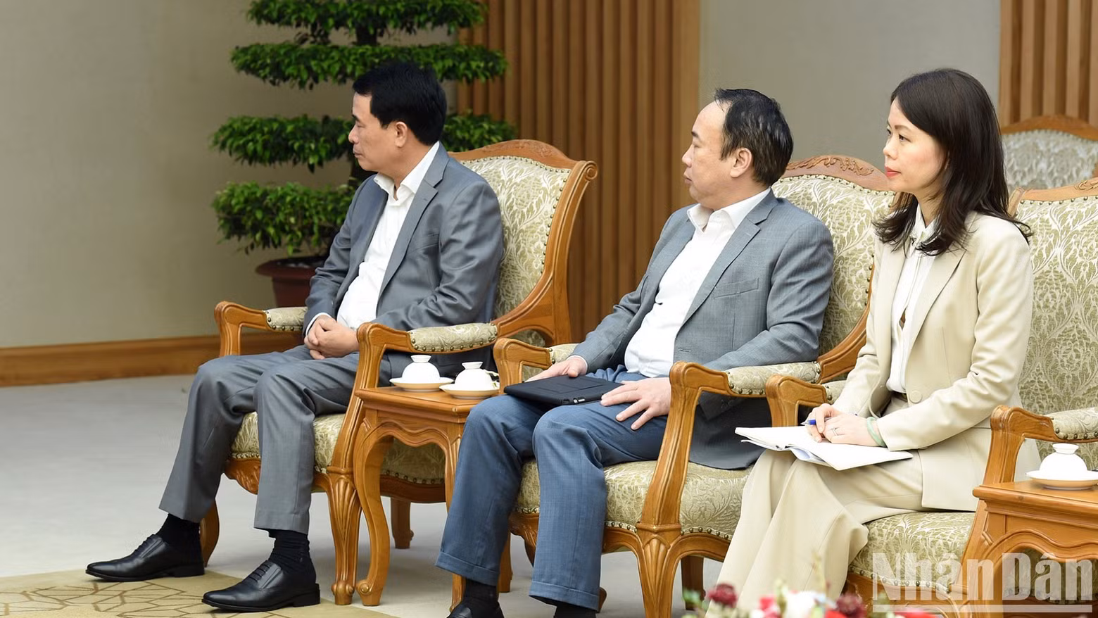 Representantes de los ministerios, departamentos y sectores del Gobierno de Vietnam en el encuentro.