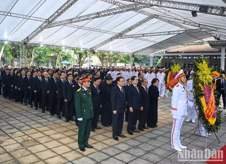 La delegación de la Asamblea Nacional de Vietnam, encabezada por Tran Thanh Man, miembro del Buró Político del Comité Central del PCV y presidente de la Asamblea Nacional, rinde homenaje al secretario general Nguyen Phu Trong.