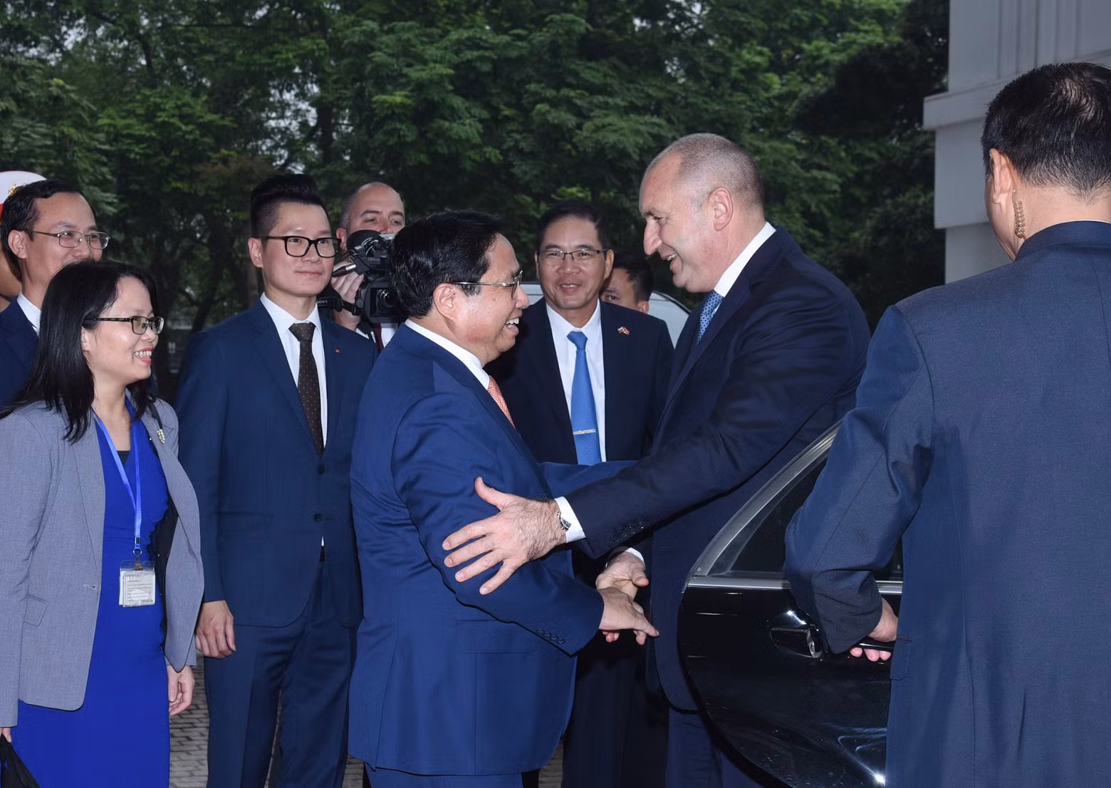 El primer ministro Pham Minh Chinh recibe al presidente búlgaro, Rumen Radev.