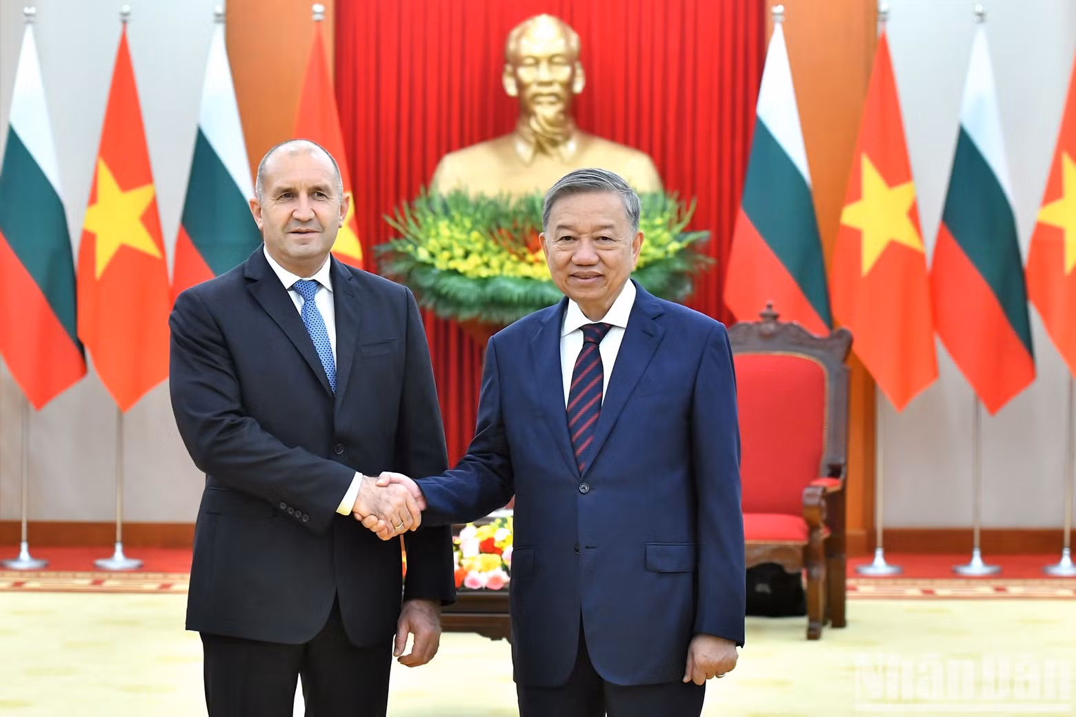 El secretario general del PCV, To Lam, y el presidente de Bulgaria, Rumen Radev.