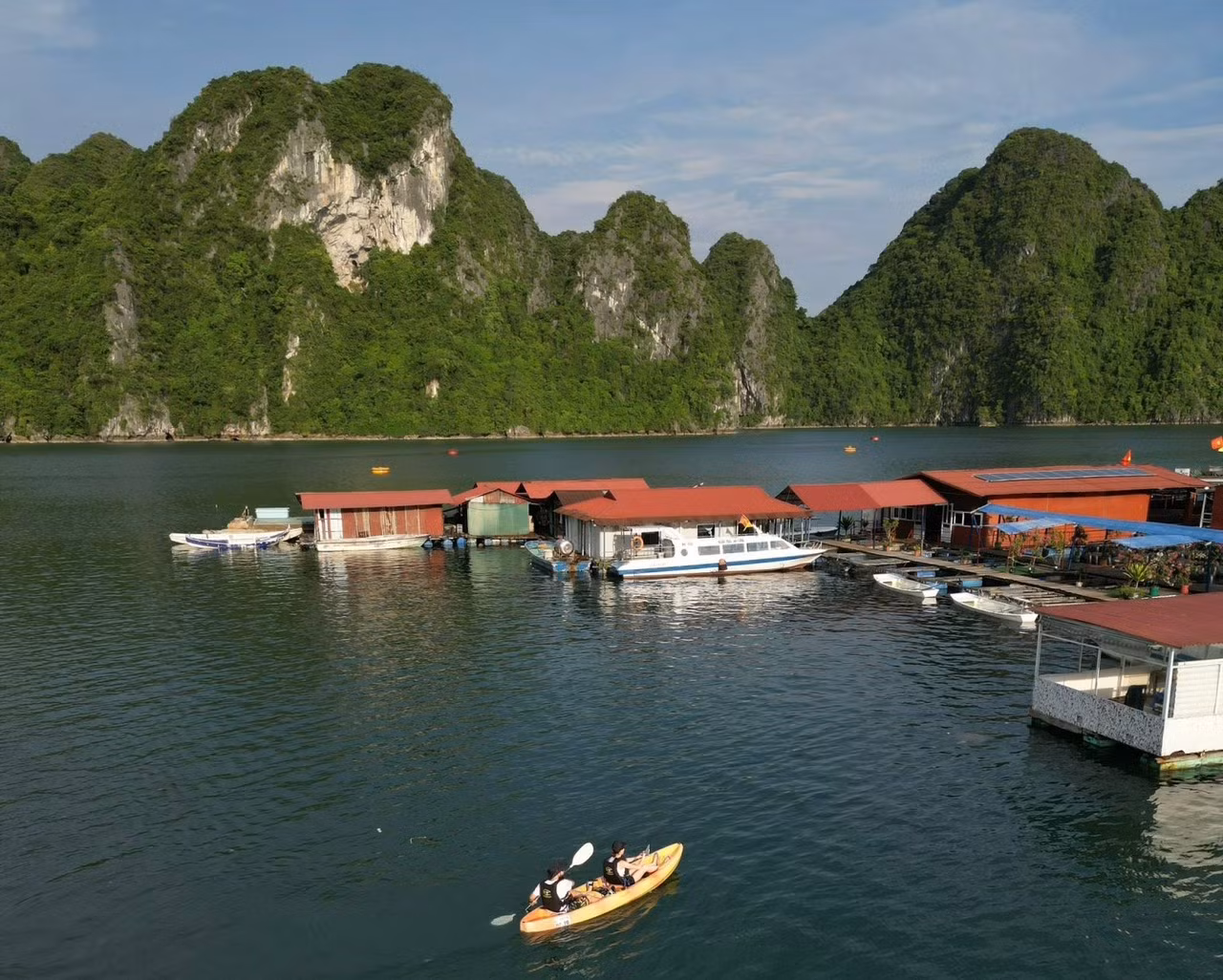 El pueblo de Tung Sau, especializado en el cultivo de perlas, es un destino atractivo para los excursionistas. Muchas agencias de viajes incluyen las actividades de kayak en este sitio en el itinerario por la bahía de Ha Long.