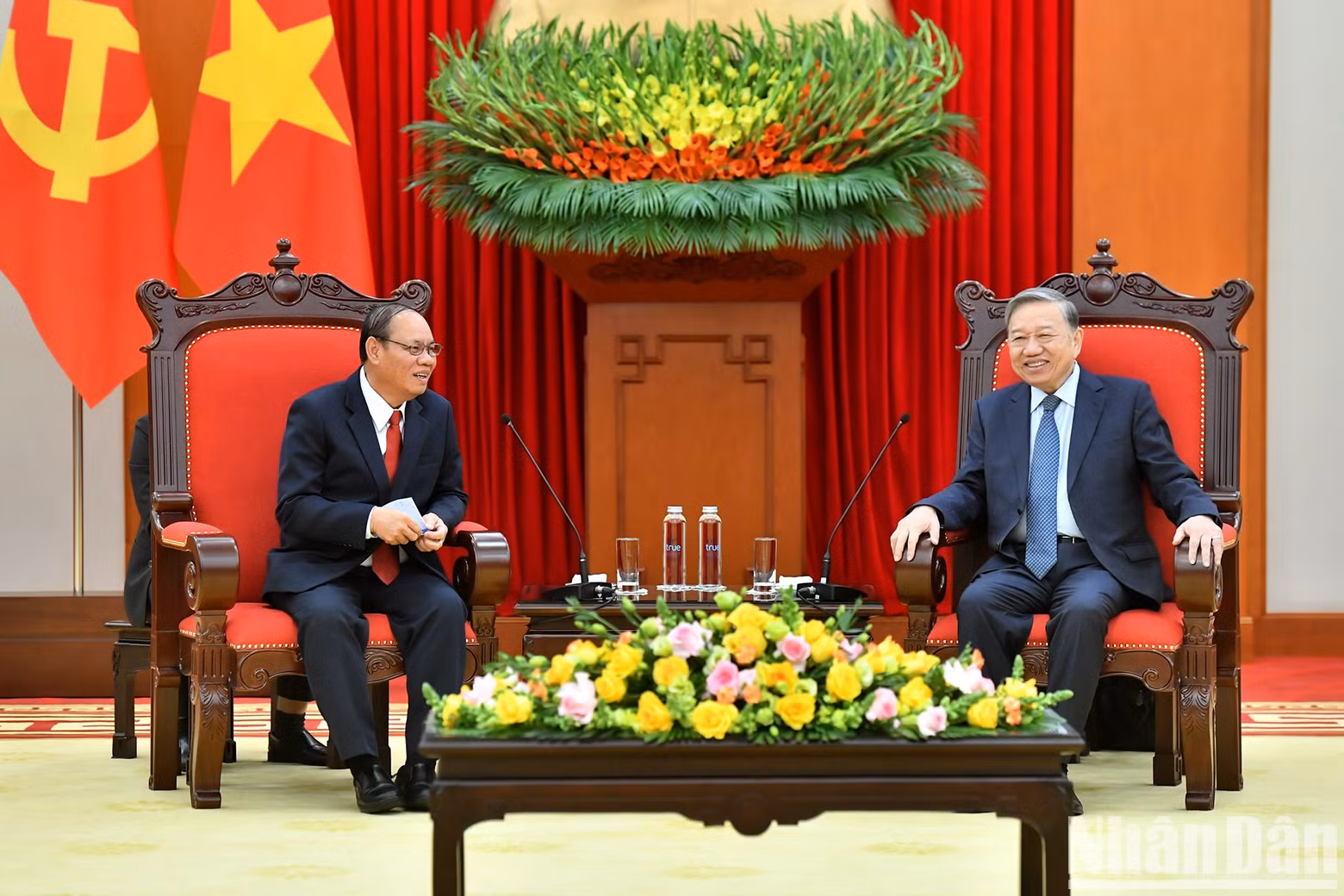 El secretario general del PCV, To Lam (derecha), y el general Vilay Lakhamphong, vicepremier y ministro de Seguridad Pública de Laos. El secretario general del PCV, To Lam (derecha), y el general Vilay Lakhamphong, vicepremier y ministro de Seguridad Pública de Laos.