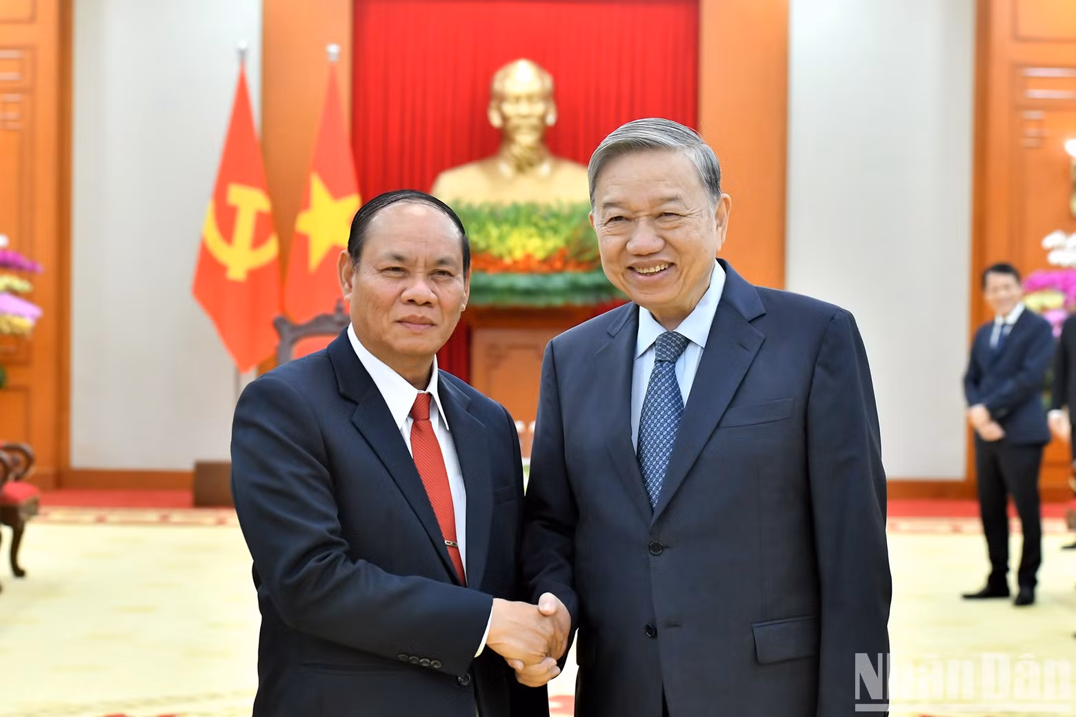 El secretario general del PCV, To Lam (derecha), se reúne con el general Vilay Lakhamphong, vicepremier y ministro de Seguridad Pública de Laos. El secretario general del PCV, To Lam (derecha), se reúne con el general Vilay Lakhamphong, vicepremier y ministro de Seguridad Pública de Laos.