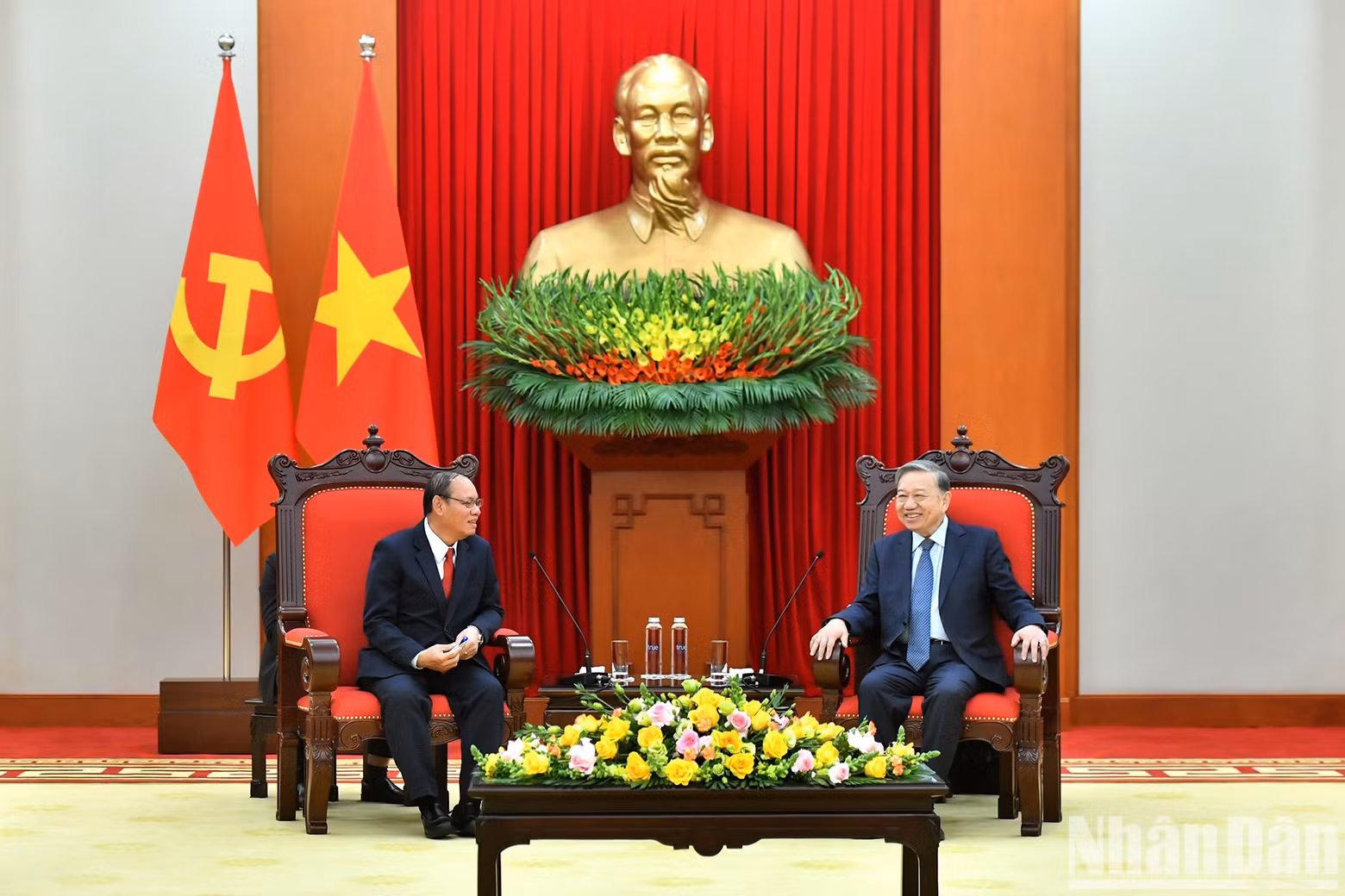 El secretario general del PCV, To Lam, y el general Vilay Lakhamphong, vicepremier y ministro de Seguridad Pública de Laos. El secretario general del PCV, To Lam, y el general Vilay Lakhamphong, vicepremier y ministro de Seguridad Pública de Laos.