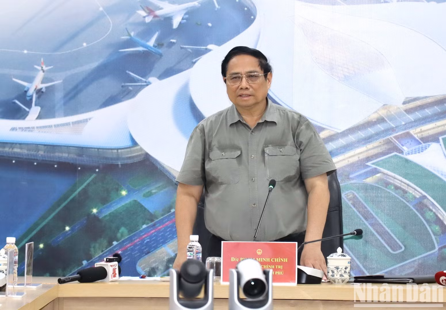 Minh Chinh habla en la sesión de trabajo con las unidades relacionadas con el proyecto. Minh Chinh habla en la sesión de trabajo con las unidades relacionadas con el proyecto.