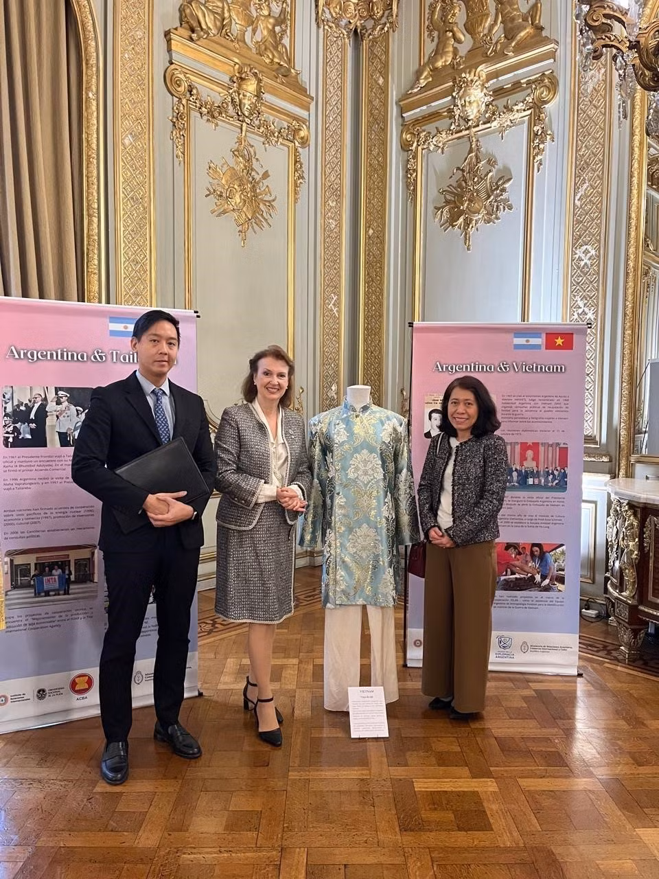 La ministra de Relaciones Exteriores de Argentina, Diana Mondino, y la embajadora de Vietnam, Ngo Minh Nguyet, en la Exposición de Trajes de la Asean. (Foto: VNA)