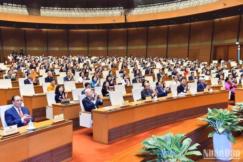 El secretario general del PCV, Nguyen Phu Trong; el presidente del pais, Nguyen Xuan Phuc; el primer ministro Pham Minh Chinh, el presidente de la AN, Vuong Dinh Hue, y el miembro permanente del Secretariado del PCV, Vo Van Thuong, junto con otros delegados en la reunión.