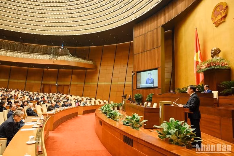El presidente de la AN, Vuong Dinh Hue, pronuncia su discurso.