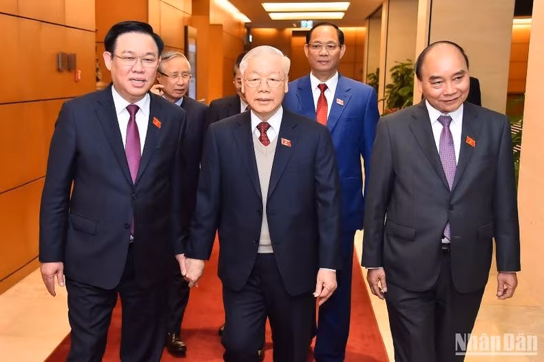 El secretario general del PCV, Nguyen Phu Trong; el presidente del país, Nguyen Xuan Phuc; el primer ministro Pham Minh Chinh y el presidente de la AN, Vuong Dinh Hue, junto con otros delegados en la cita.