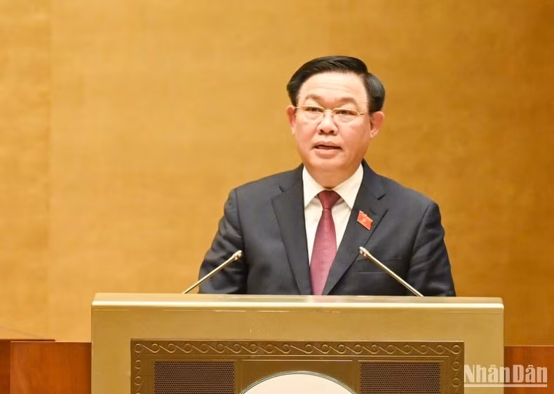 El presidente de la AN, Vuong Dinh Hue, interviene en la cita.