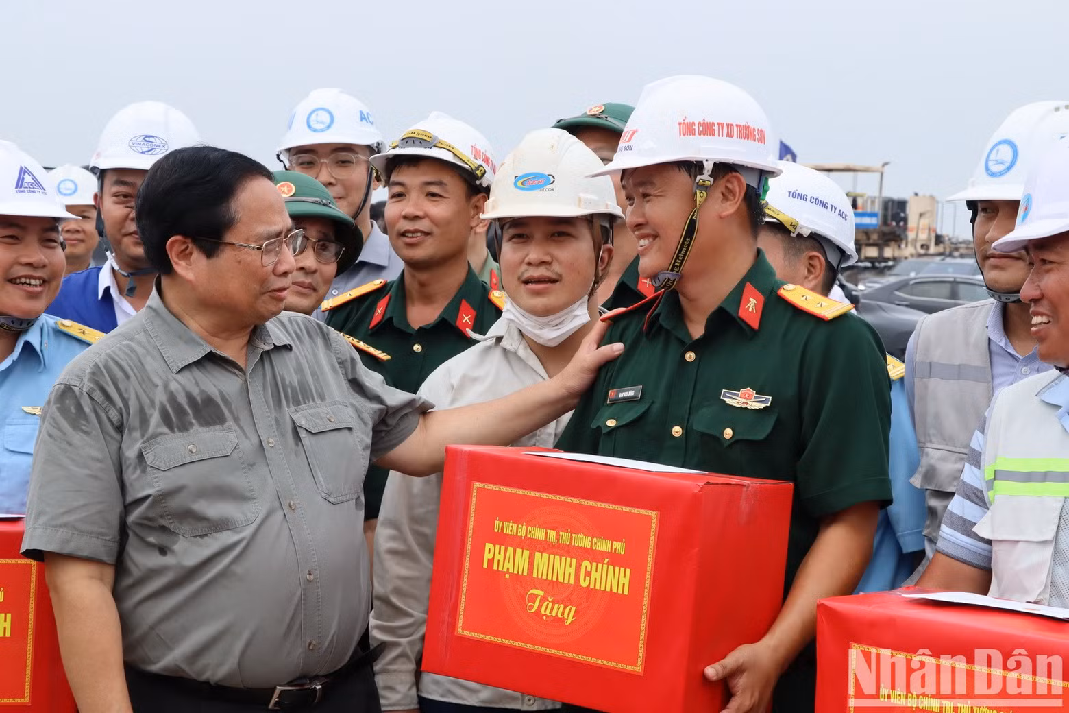 El primer ministro entrega un obsequio para alentar a la unidad de construcción de la obra. El primer ministro entrega un obsequio para alentar a la unidad de construcción de la obra.