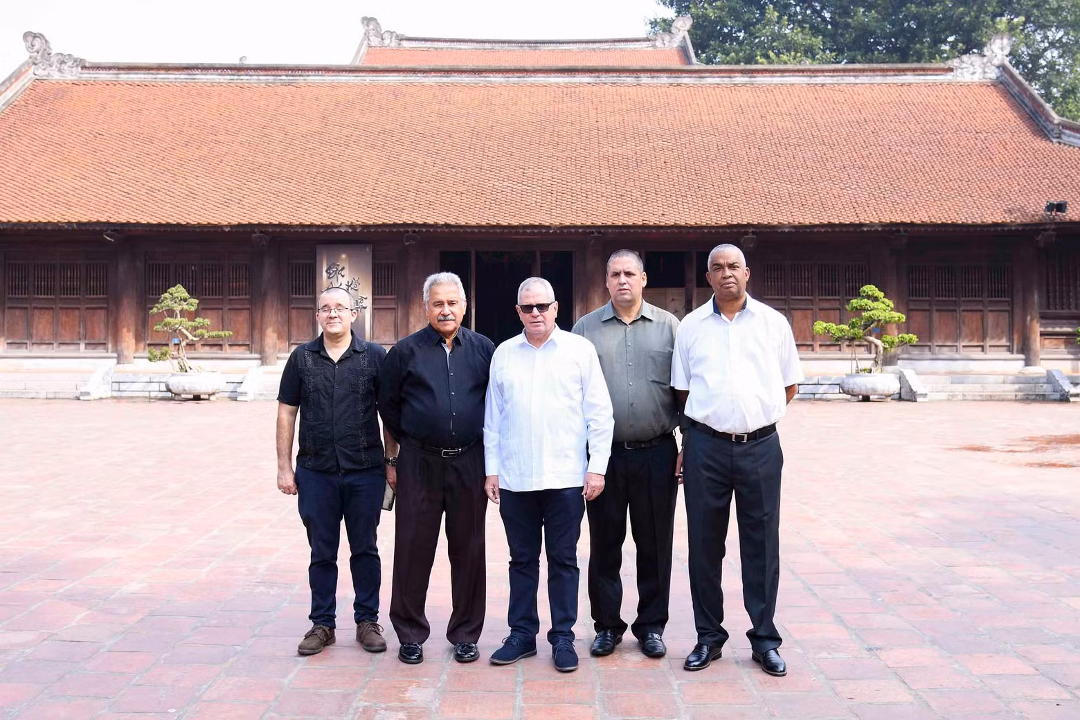 La delegación cuba toma fotos de recuerdo en la zona de reliquia del Templo de la Literatura.(Fotografía: quochoi.vn)