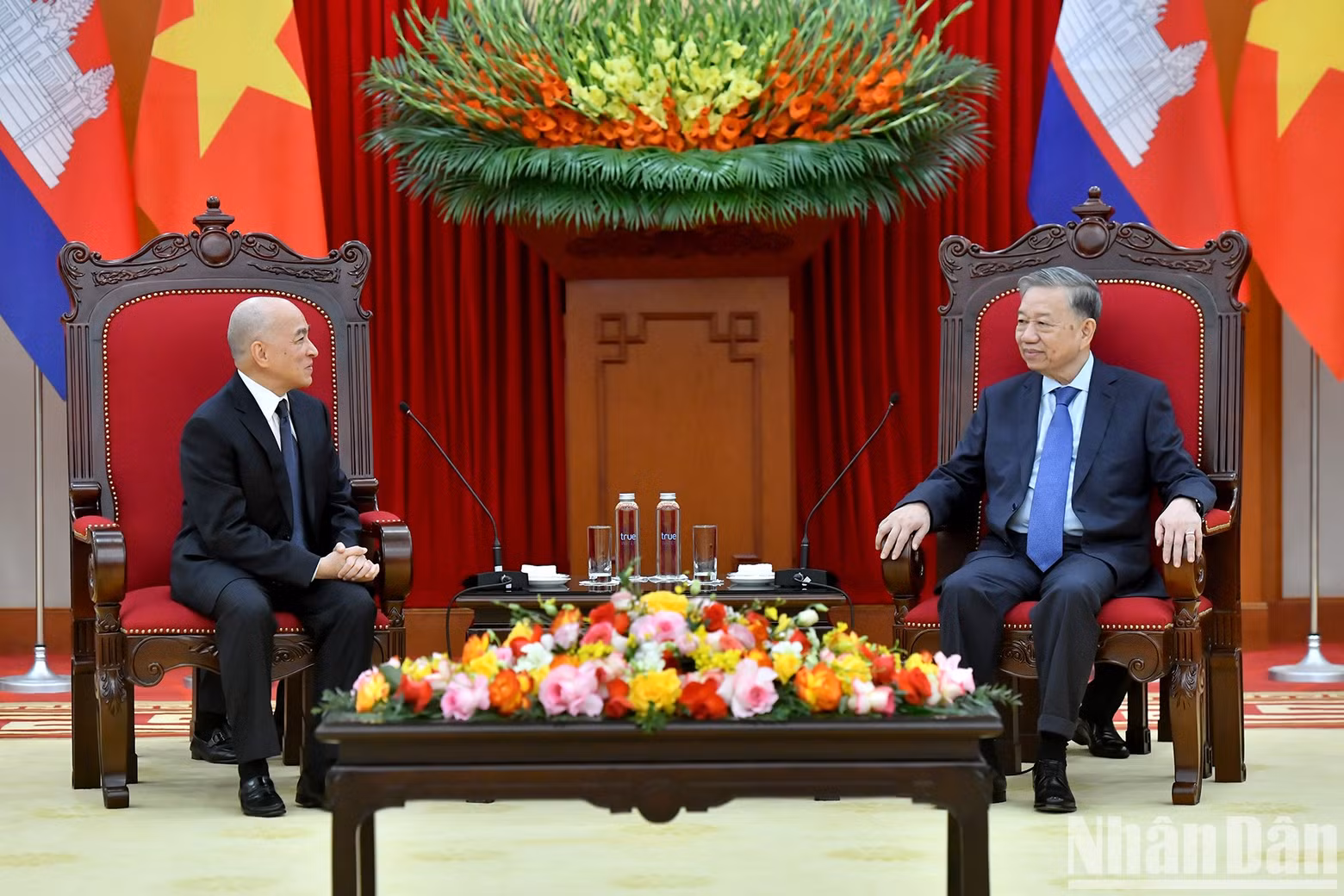 El secretario general del PCV, To Lam, se entrevista con el rey de Camboya, Norodom Sihamoni.