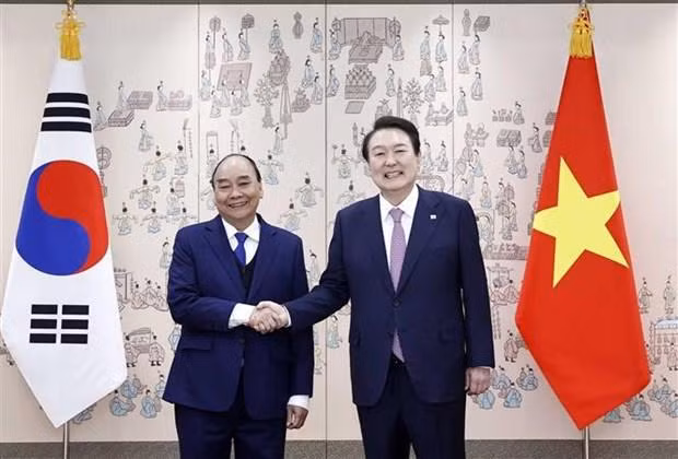 El presidente de Corea del Sur, Yoon Suk Yeol (derecha), y su homólogo vietnamita, Nguyen Xuan Phuc. (Fotografía:VNA)