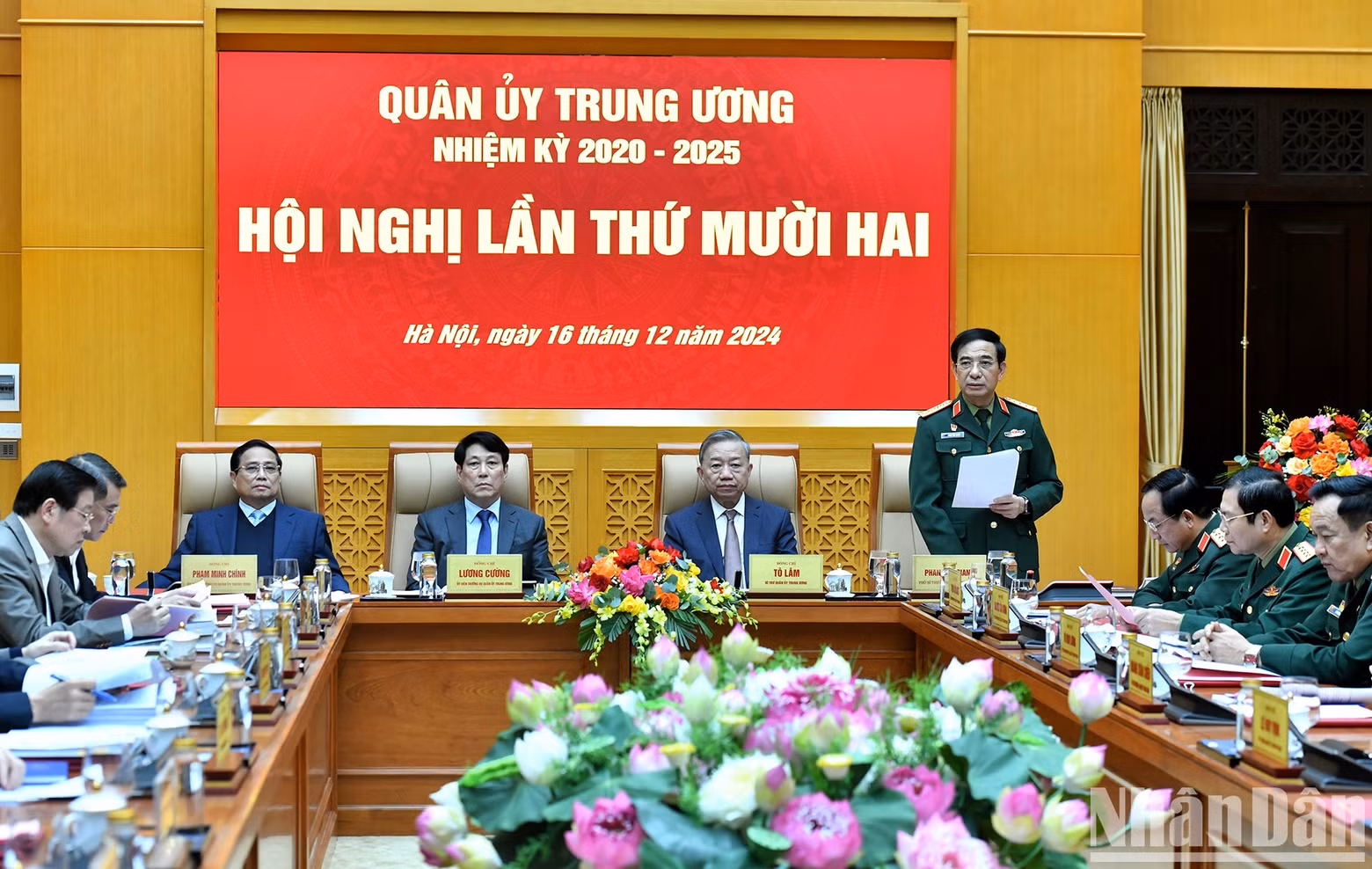 El general Phan Van Giang, miembro del Buró Político, subsecretario de la Comisión y ministro de Defensa, habla en la reunión.