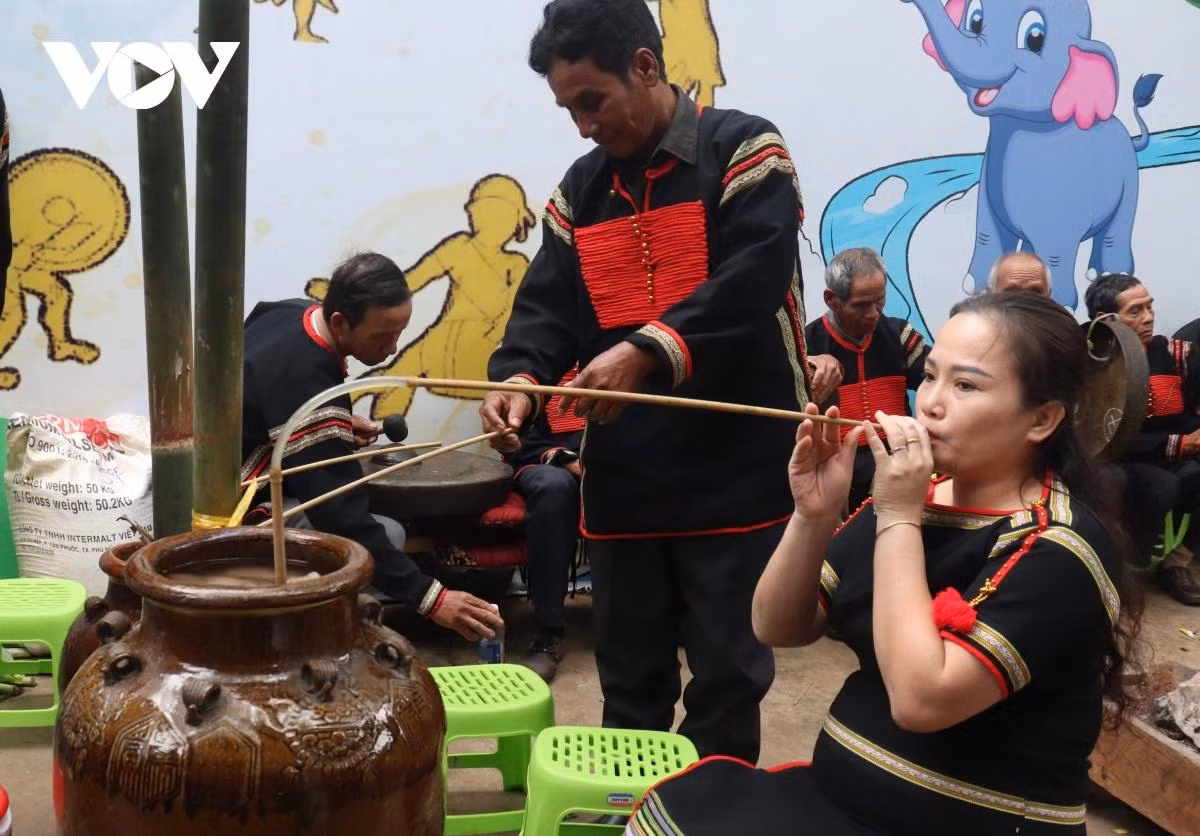 Después de los rituales, tanto el anfitrión como los huéspedes disfrutan del aguardiente. Según la tradición matriarcal de la etnia Ede, las mujeres empiezan primero. (Foto: VNA)