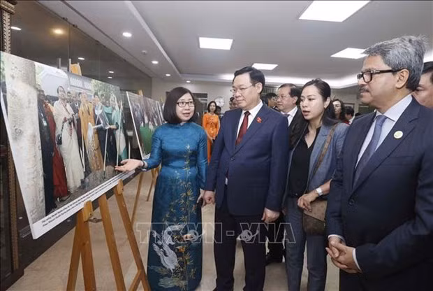 El presidente de la Asamblea Nacional de Vietnam, Vuong Dinh Hue, y los delegados visitan la exposición. (Foto: VNA)