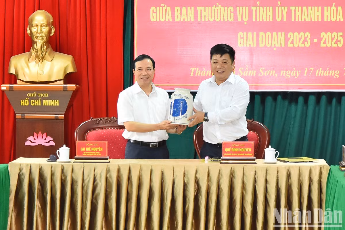 El redactor subjefe de Nhan Dan, Que Dinh Nguyen, entrega un recuerdo al subsecretario permanente del Comité del Partido de Thanh Hoa, Lai The Nguyen. El redactor subjefe de Nhan Dan, Que Dinh Nguyen, entrega un recuerdo al subsecretario permanente del Comité del Partido de Thanh Hoa, Lai The Nguyen.