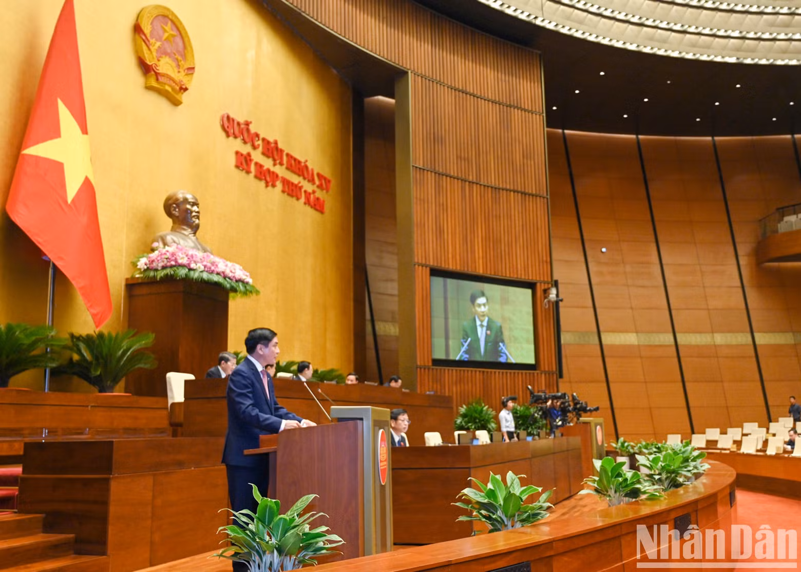 El secretario general y jefe de la Oficina del Parlamento, Bui Van Cuong, presenta el contenido de las Resoluciones para su votación en la sesión de clausura. El secretario general y jefe de la Oficina del Parlamento, Bui Van Cuong, presenta el contenido de las Resoluciones para su votación en la sesión de clausura.