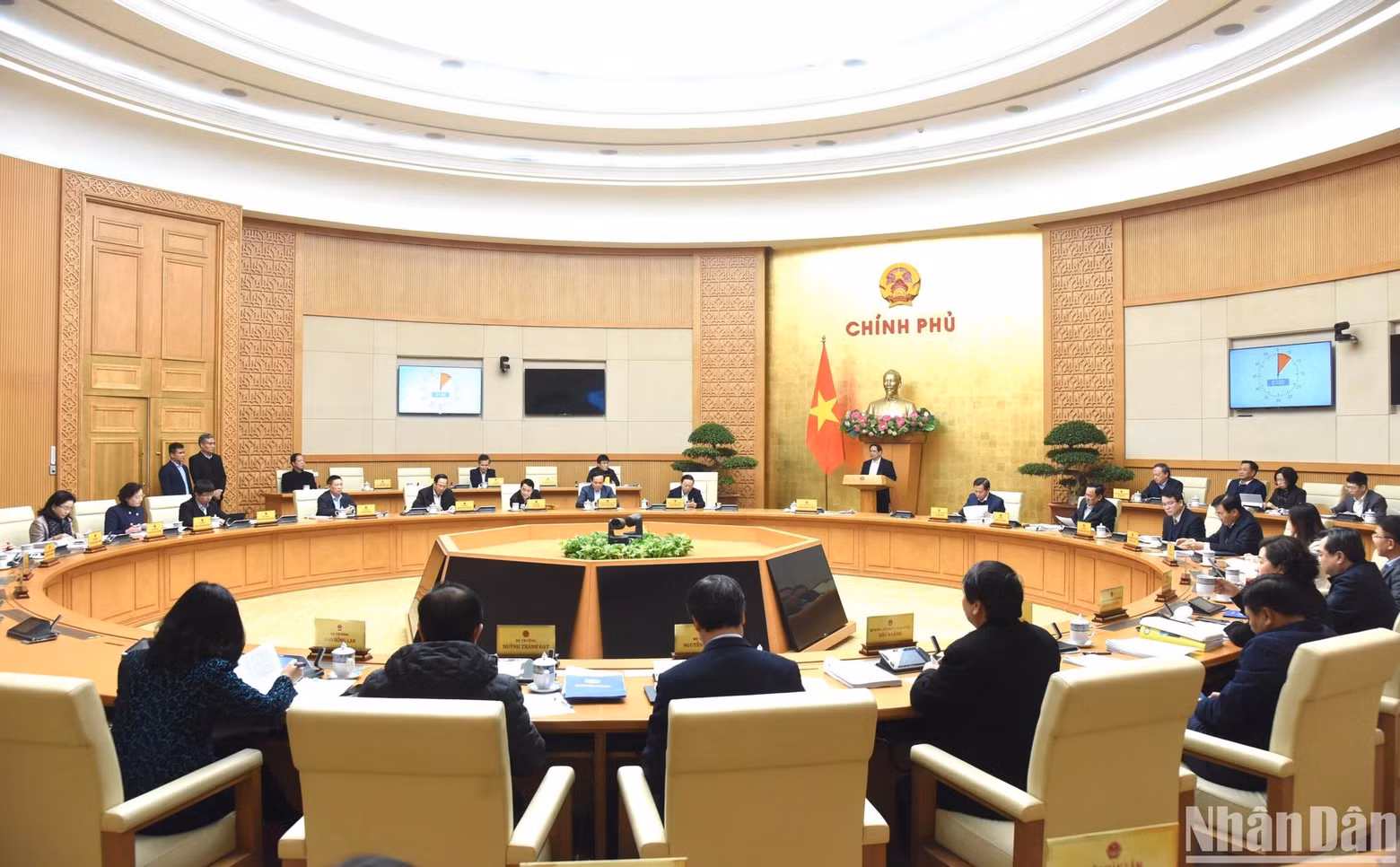 Representantes de los ministerios, departamentos y ramas en la reunión.