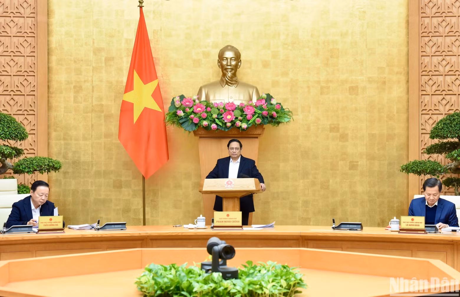 El primer ministro Pham Minh Chinh preside la reunión.