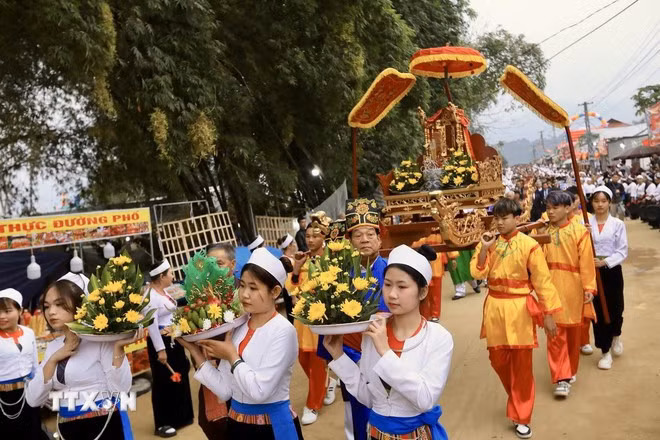 La procesión del palanquín en el festival Khai Ha del pueblo Muong en Hoa Binh. (Foto: VNA) La procesión del palanquín en el festival Khai Ha del pueblo Muong en Hoa Binh. (Foto: VNA)