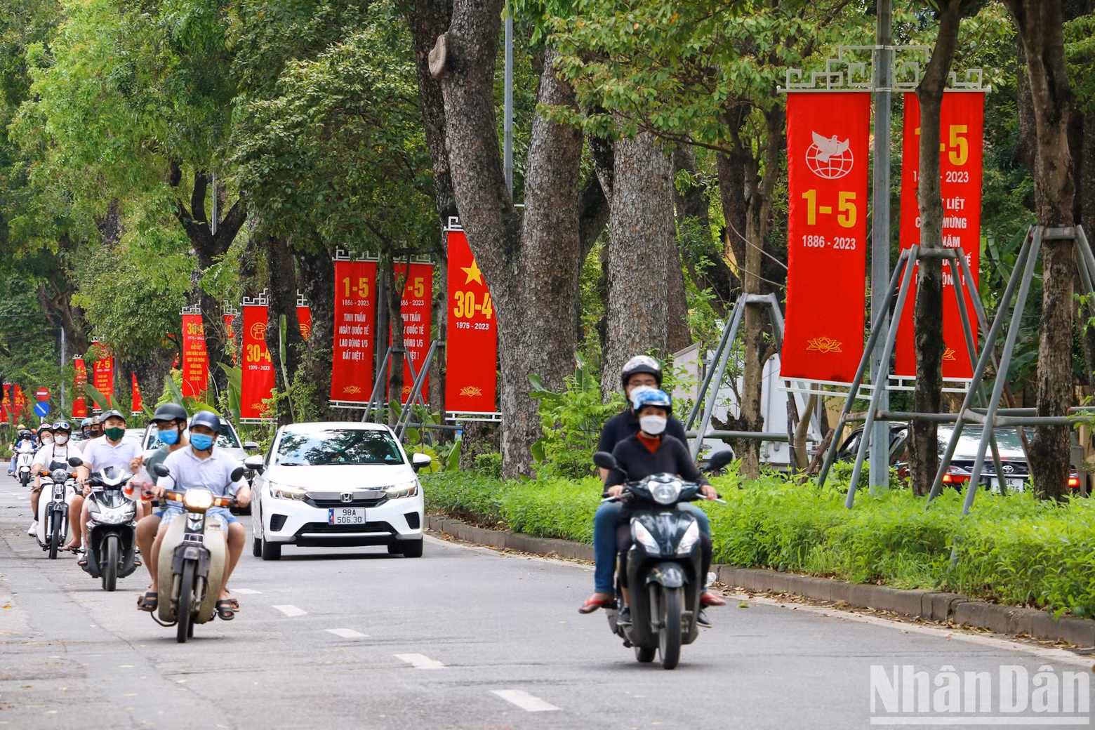 La calle Hoang Dieu decorada con grandes pancartas y eslóganes, en honor a la gran fiesta nacional.