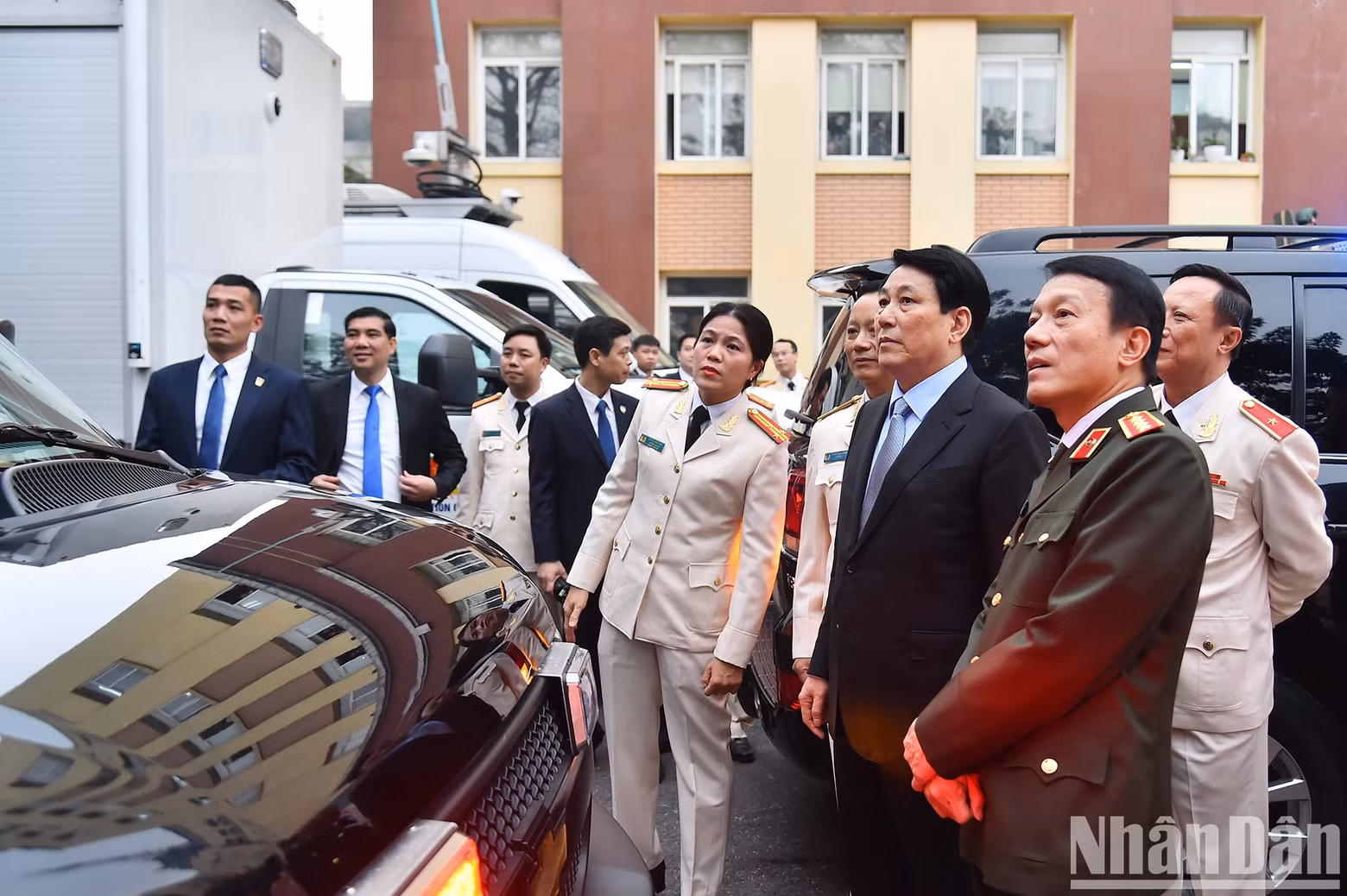 El presidente Luong Cuong y el ministro de Seguridad Pública, Luong Tam Quang, revisan el equipo de combate del Alto Mando de Guardia. El presidente Luong Cuong y el ministro de Seguridad Pública, Luong Tam Quang, revisan el equipo de combate del Alto Mando de Guardia.