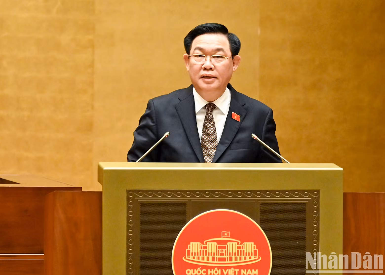 El presidente de la AN, Vuong Dinh Hue, pronuncia el discurso de clausura del quinto período de sesiones de Asamblea Nacional de la XV legislatura. El presidente de la AN, Vuong Dinh Hue, pronuncia el discurso de clausura del quinto período de sesiones de Asamblea Nacional de la XV legislatura.