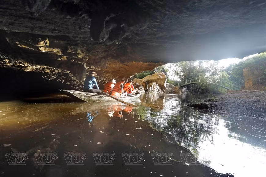 Visitantes realizan un viaje por la cueva de But. (Fuente: VNA)
