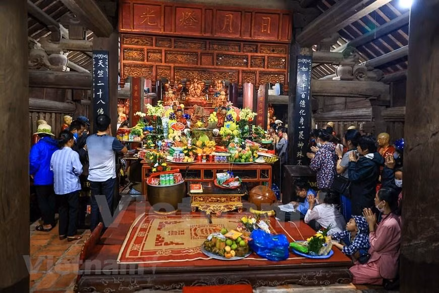 Ubicado en el pueblo de Dung Nhue, el altar de la pagoda Keo es un sitio especial de la comuna de Duy Nhat, distrito de Vu Thu, de la provincia de Thai Binh en el norte de Vietnam y fue reconocido como Tesoro Nacional el 5 de octubre pasado. El altar mide 227 centímetros de largo, 156 de ancho y 153 de alto. Es el más grande de su tipo en Vietnam. Erigido en el siglo XVII, la obra sofisticada se ha conservado casi intacta hasta el día de hoy. Se trata de un producto hecho a mano con más de mil patrones hábilmente tallados en un arreglo apretado. (Fotografía: VNA)