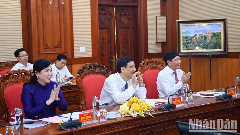 El secretario general de la AN y presidente de su Oficina, Bui Van Cuong; el jefe de la Comisión de Cultura y Educación de la AN, Nguyen Dac Vinh; y la jefa de la Comisión de Asuntos de Delegados del órgano legislativo, Nguyen Thanh Hai, en la reunión.