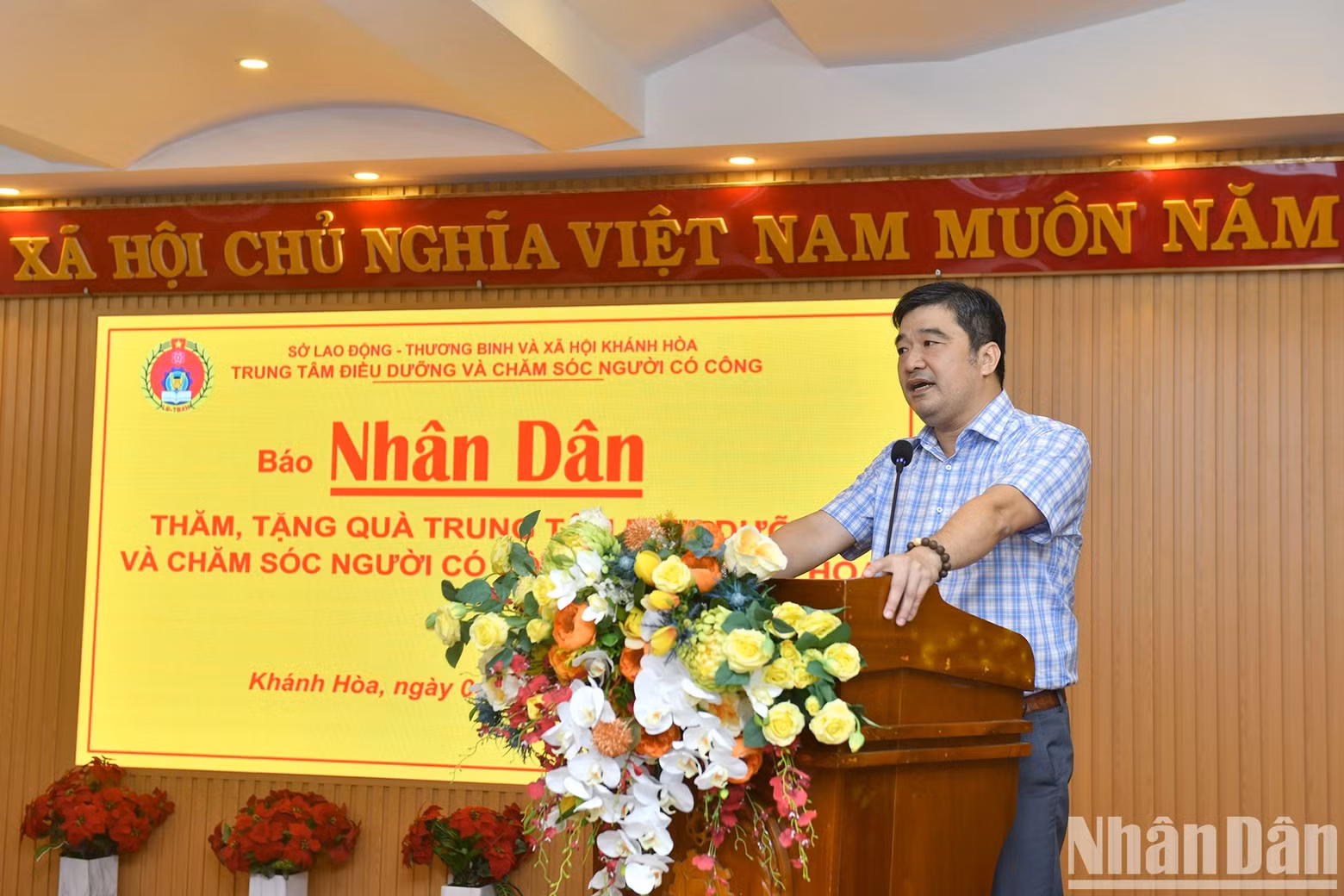 El camarada Ta Hong Quang, director del Servicio de Trabajo, Inválidos de Guerra y Asuntos Sociales de Khanh Hoa, habla en el acto.