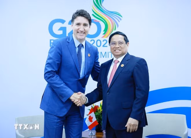 El primer ministro Pham Minh Chinh se reúne con su par canadiense, Justin Trudeau. (Foto: VNA)