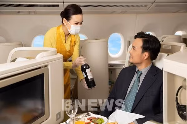 En un bordo de un vuelo de Vietnam Airlines. (Foto: VNA)
