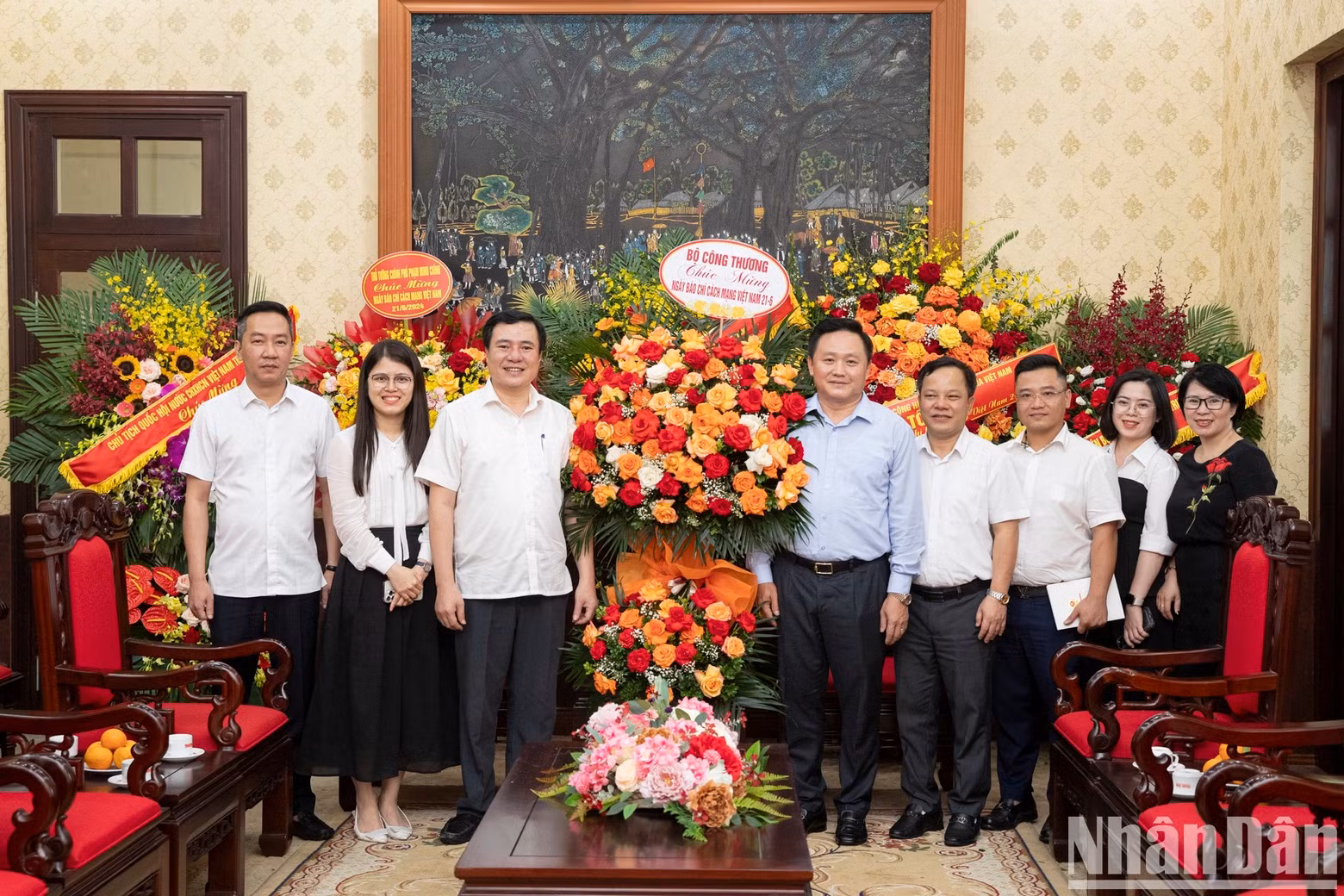 El viceministro de Industria y Comercio, Nguyen Sinh Nhat Tan, agradece al periódico Nhan Dan por el apoyo y acompañamiento a las actividades de su cartera.