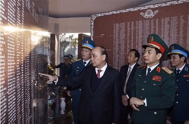 El presidente de Vietnam, Nguyen Xuan Phuc, y representantes militares. (Fotografía: VNA)