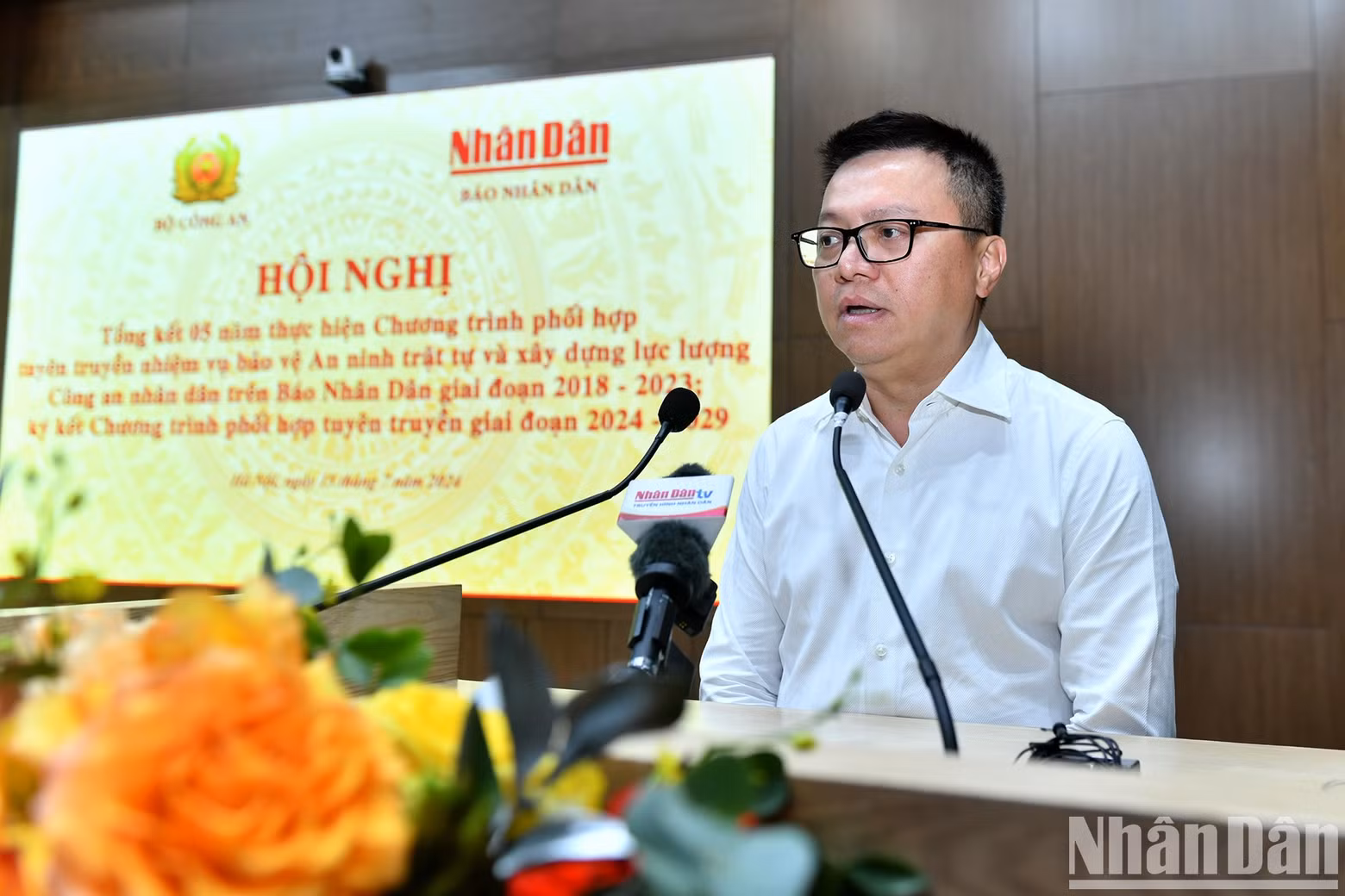 Le Quoc Minh, subjefe de la Comisión de Comunicación y Educación del Comité Central del Partido Comunista de Vietnam, presidente-editor del periódico Nhan Dan y titular de la Asociación de Peridotitas del país, interviene en el foro.
