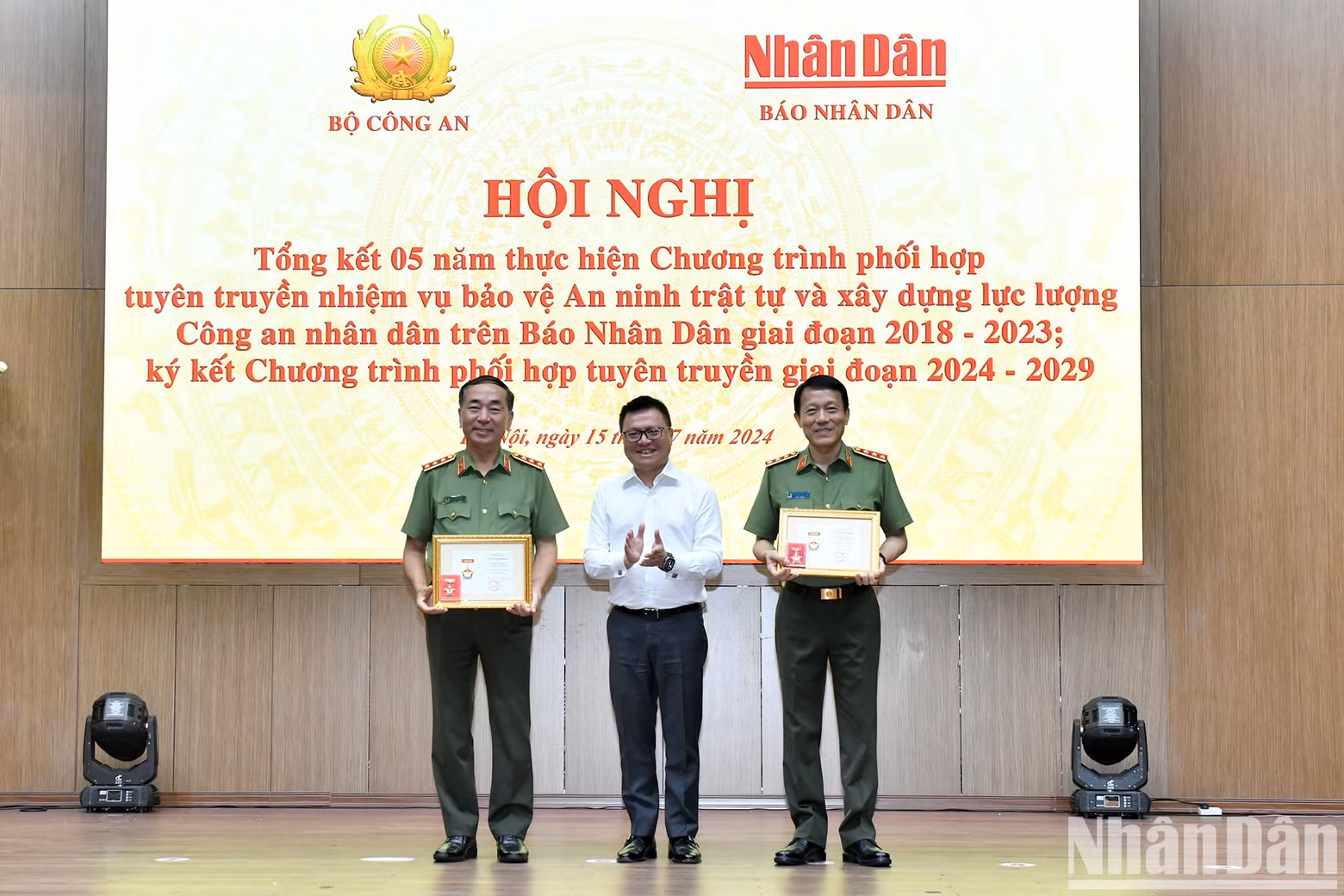 Le Quoc Minh entrega la medalla "Por la causa del periódico Nhan Dan" a los dirigentes del Ministerio de Seguridad Pública.