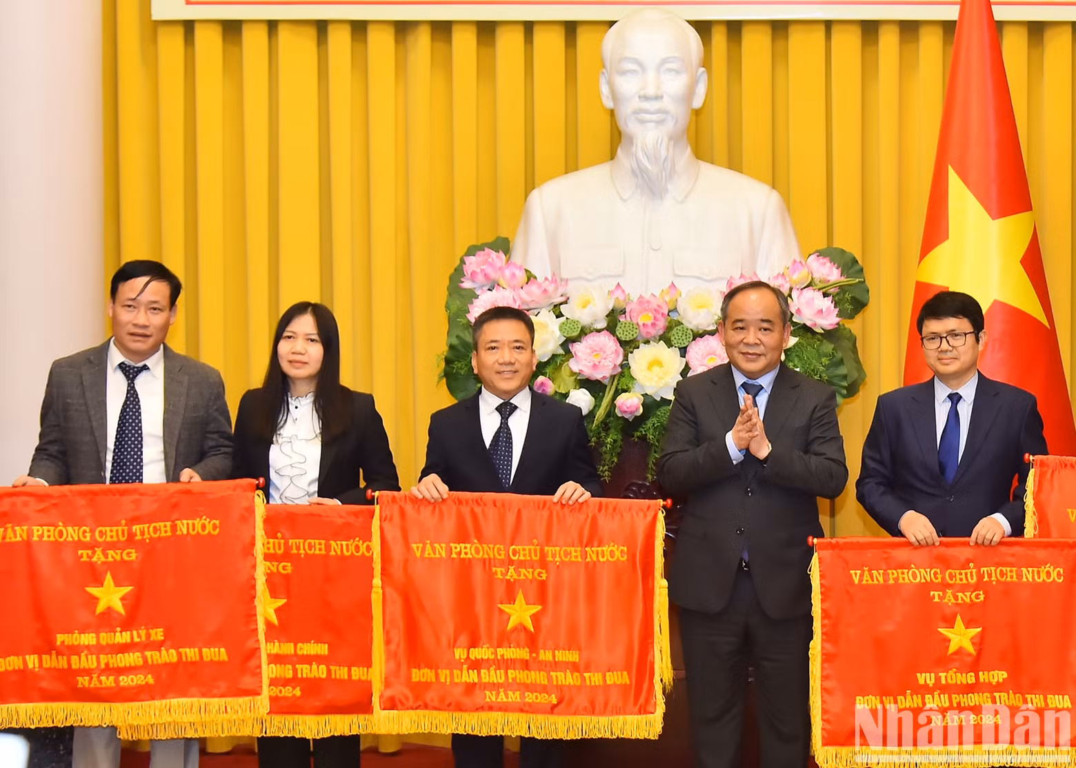Le Khanh Hai entrega banderas de emulación de la Oficina Presidencial a los colectivos.