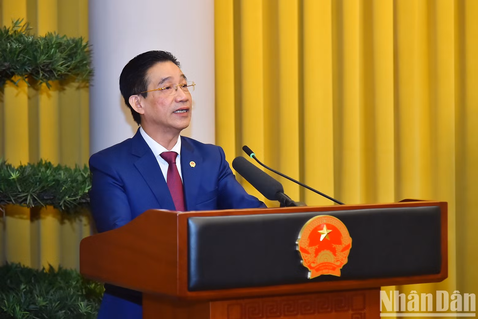 El jefe adjunto de la Oficina Presidencial, Pham Thanh Ha, presenta el informe de la conferencia.