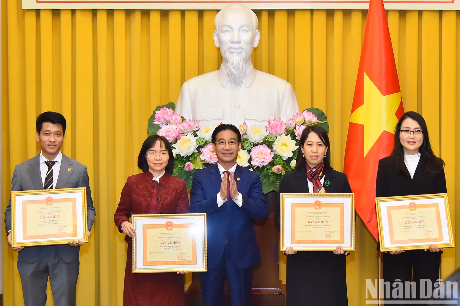El jefe adjunto de la Oficina Presidencial, Pham Thanh Ha, entrega certificados de mérito de su entidad a los colectivos.