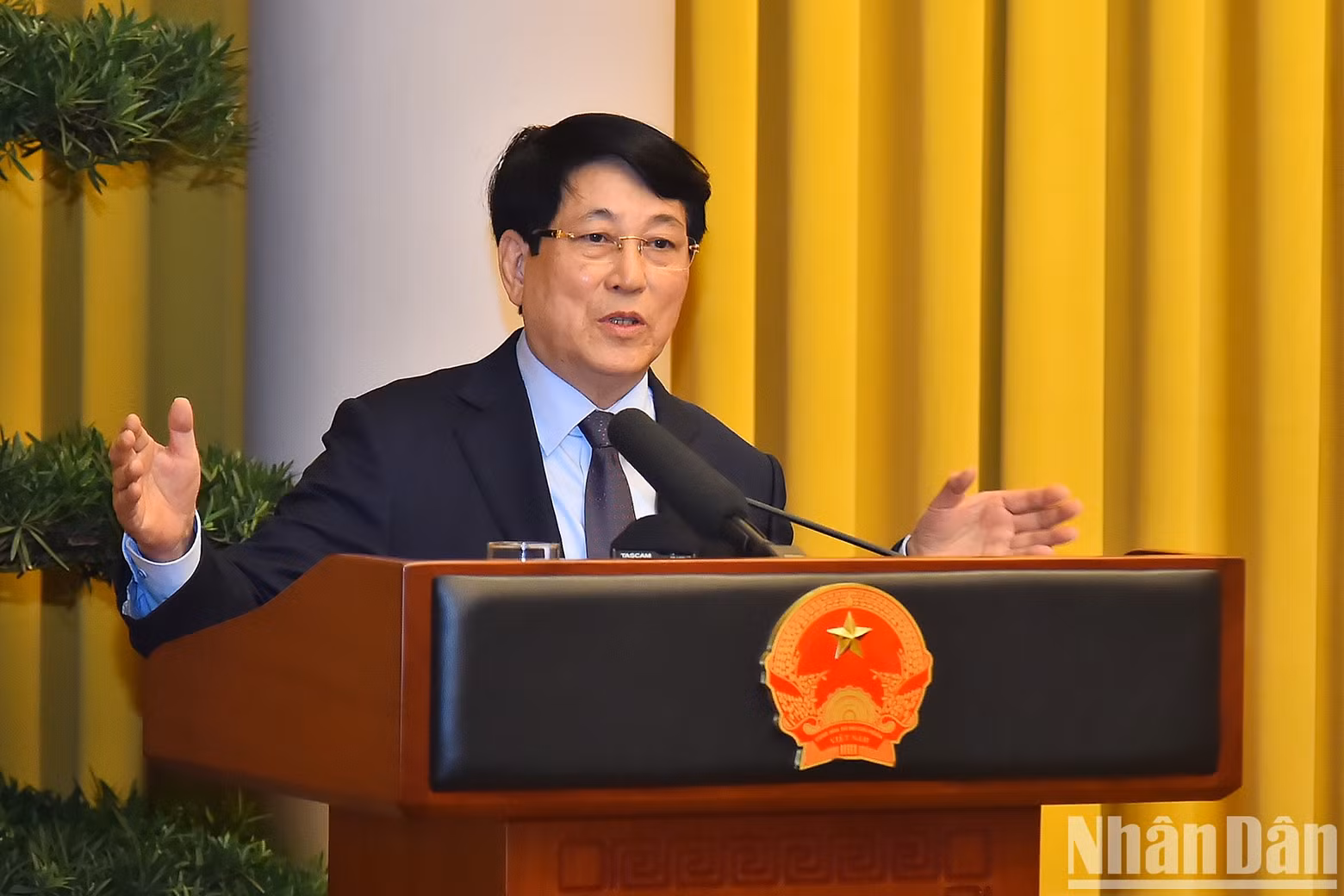 El presidente Luong Cuong pronuncia un discurso en la conferencia.