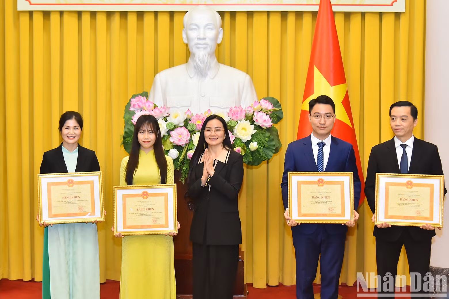 La jefa adjunta de la Oficina Presidencial, Phan Thi Kim Oanh, entrega certificados de mérito del Jefe de la Oficina Presidencial a los individuos.
