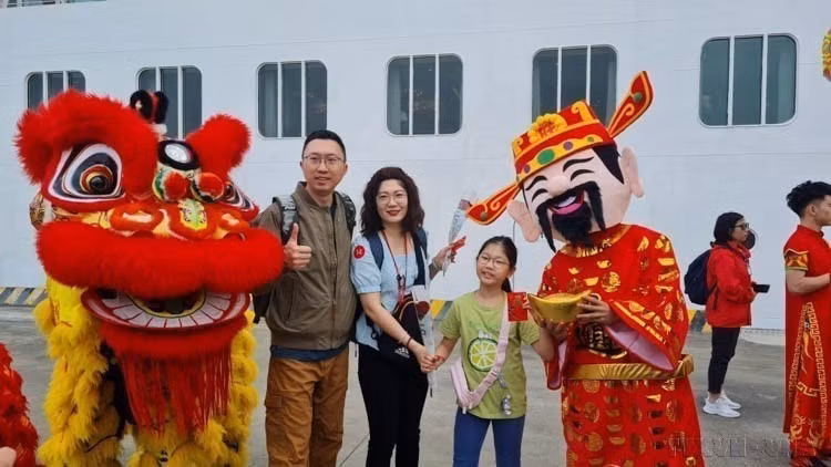 Ceremonia de bienvenida a 600 turistas de China en el puerto internacional de pasajeros de Ha Long, provincia de Quang Ninh. Este fue el primer crucero internacional que atraca en el puerto de pasajeros de Ha Long en el Año Nuevo 2024. (Foto: VNA)