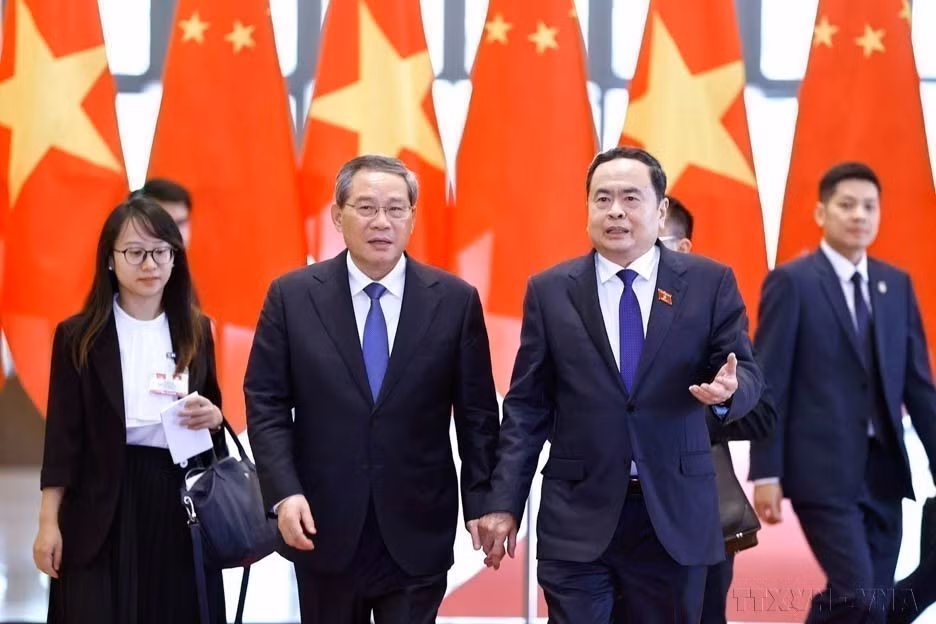 El presidente de la Asamblea Nacional, Tran Thanh Man, se reúne con el primer ministro chino, Li Qiang, durante su visita oficial a Vietnam, 13 de octubre de 2024. (Foto: VNA)