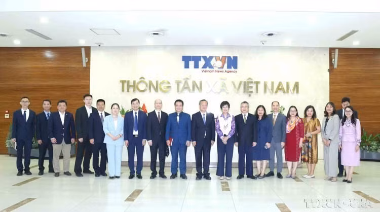 La directora general de la Agencia Vietnamita de Noticias, Vu Viet Trang, trabaja con la delegación del Diario del Pueblo (China) encabezada por su editor en jefe Chen Jianwen, en Hanói, el 24 de marzo de 2025. (Foto: VNA)