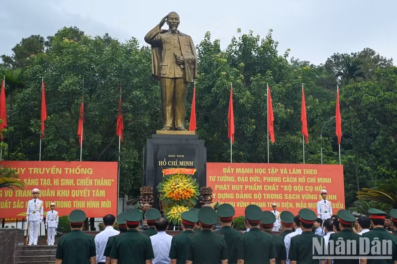 El presidente de la AN, Tran Thanh Man, y la delegación que lo acompaña ofrecieron flores e inciensos en el Monumento dedicado al Presidente Ho Chi Minh en el Alto Mando de la Zona Militar 3.