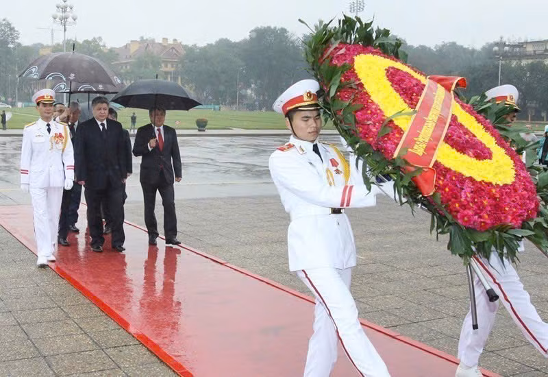 Una delegación del Ministerio de Asuntos Exteriores de Kirguistán encabezada por el ministro Abdyldaev Erlan Bekeshovich depositó flores y visitó el Mausoleo del Presidente Ho Chi Minh en Hanoi, el 18 de febrero de 2014). (Foto: VNA) Una delegación del Ministerio de Asuntos Exteriores de Kirguistán encabezada por el ministro Abdyldaev Erlan Bekeshovich depositó flores y visitó el Mausoleo del Presidente Ho Chi Minh en Hanoi, el 18 de febrero de 2014). (Foto: VNA)